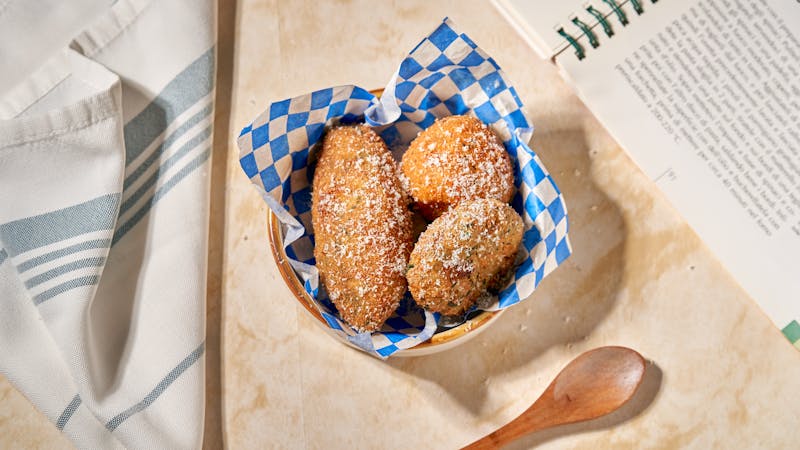 Mozzarella sticks with marinara sauce